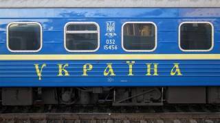 В Харьковской области женщина попала сразу под два поезда и парализовала движение