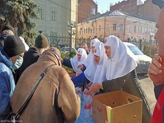 В Харькове сестры милосердия УПЦ организовали благотворительный обед для бездомных