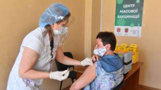 Стало известно, сколько украинских учителей до сих пор не получили ни одной дозы вакцины от коронавируса