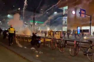 Роттердам взбунтовался против карантина: полиция стреляет, протестующие жгут авто
