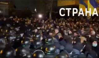 Протестующие немного побузили под офисом Зеленского и дали ему 10 дней на увольнение Ермака