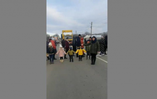 На Буковине люди вместе с детьми перекрыли дорогу. Названа причина