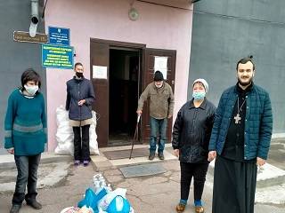 В Житомире УПЦ передала помощь бездомным и нуждающимся