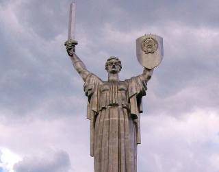 В Киеве предлагают превратить Родину-мать в архангела Михаила