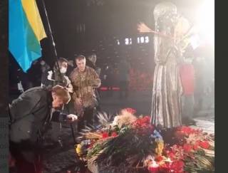 Символично: голодный киевлянин взял хлеб с памятника жертвам голодомора