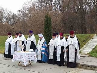 На Киевщине митрополит УПЦ перезахоронил 36 воинов ВОВ
