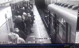 Появилось видео, как девушка бросилась под поезд метро в Киеве
