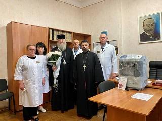 Запорожский митрополит УПЦ передал медоборудование в больницу на сумму 62 тыс грн