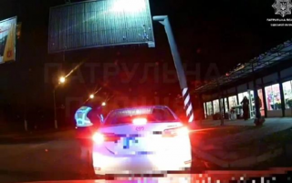 В Одессе пьяный водитель зажал руку полицейского дверьми и потащил его по дороге