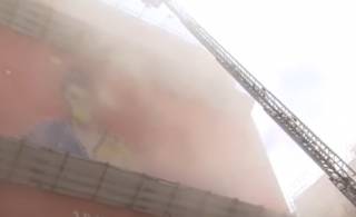 Появилось видео горящего небоскреба с людьми в Гонконге