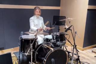 Тимошенко сыграла соло на барабанах и призвала «делать заказы на новогодние вечеринки»