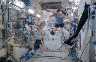 Космический бадминтон: появилось забавное видео с МКС