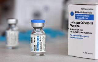 Американские эксперты рекомендовали воздержаться от использования вакцины от коронавируса
