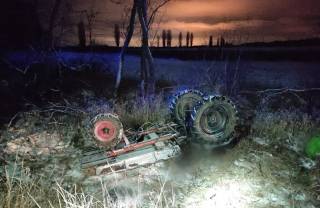 Под Киевом перевернулся трактор – погибли два человека