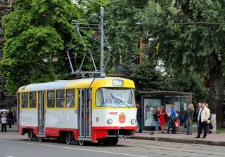 Жительница Одессы протаранила трамвай головой
