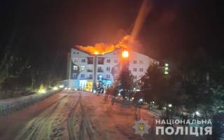 Люди прыгали из окон: появилось видео пожара в гостинице под Винницей