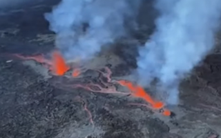Опубликовано видео впечатляющего извержения вулкана на французском острове