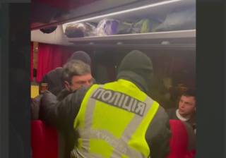 Вакцинобесие в действии: украинские полицейские вышвырнули человека из автобуса, как скотину