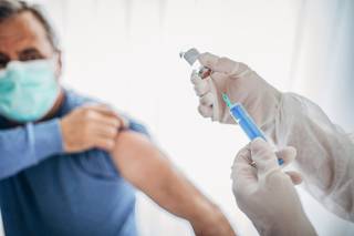 В Украине вводят бустерную вакцинацию для медиков и сотрудников интернатов