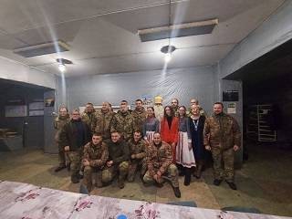 Капелланы УПЦ передали помощь военным в зоне ООС и детям-сиротам