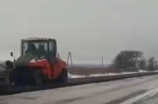 Появилось видео, как в Одесской области асфальт укладывали на лед