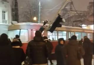 Появилось видео с места крушения трамвая в Днепре