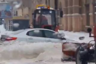 В Харькове коммунальщики «закопали» машину в снег