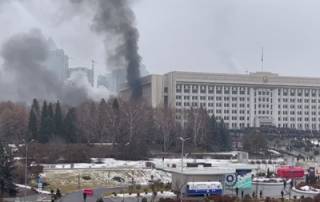В Алматы демонстранты ворвались в здание горадминистрации