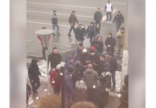 В Казахстане протестующие мародерствуют и нападают на медиков и пожарных