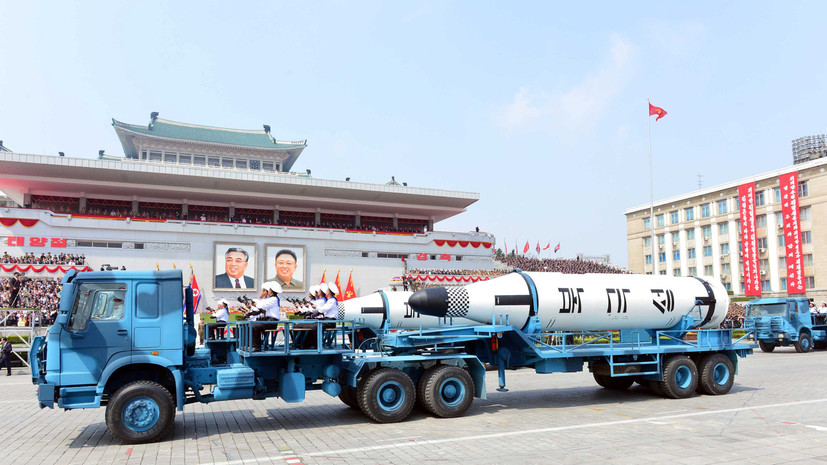 Северокорейская ракета на параде в Пхеньяне, приуроченном к 105-й годовщине со дня рождения Ким Ир Сена