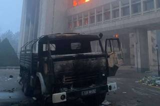В Алмате началась настоящая бойня. Слышна сильная стрельба