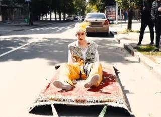 В Харькове оштрафовали блогера, который разъезжал по городу на ковре
