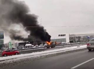 В Киеве посреди дороги эпично загорелся трактор