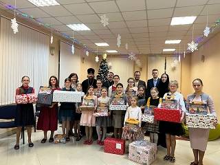 В епархиях УПЦ передали Рождественские подарки пациентам больниц, сиротам и нуждающимся