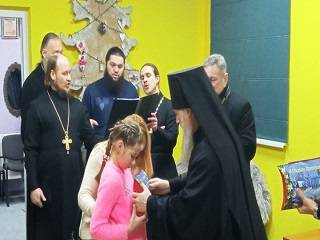 На Волыни митрополит УПЦ передал подарки для детей с аутизмом