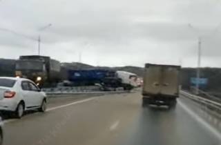 В Крыму произошла авария с чертовой дюжиной автомобилей – причиной стал гололед