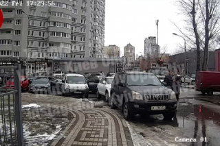 В одном из киевских спальников мажор жестоко избил мужчину, сделавшему замечание из-за парковки
