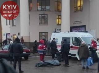 Возле железнодорожного вокзала в Киеве обнаружили окровавленный труп