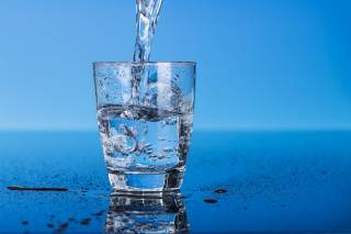 Стакан воды с утра: диетолог объяснила, почему это важно