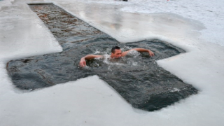 В Минздраве рассказали, как правильно купаться в проруби на Крещение