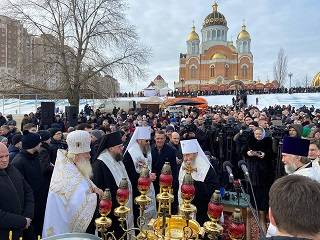В Киеве Предстоятель УПЦ Митрополит Онуфрий освятил воды Днепра