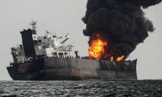 Горящий в Черном море танкер с сотнями тонн мазута попал на видео