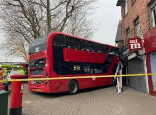 В Лондоне двухэтажный автобус по какой-то причине въехал в жилой дом