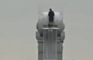 В Москве мужчина эпично застрял на вершине моста