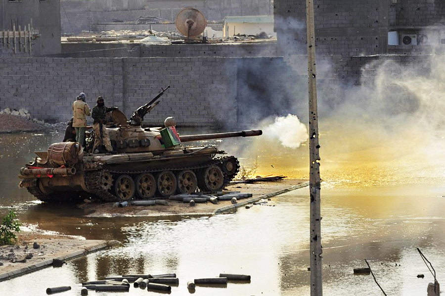 Т-55 ливийской армии ведёт бой в городе Мисурата