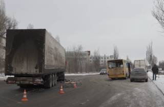 Резонансное ДТП в Днепре: столкнулись грузовик и маршрутка