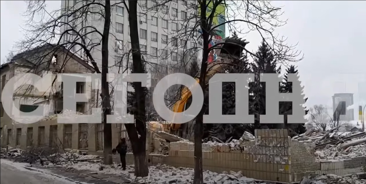 Один из корпусов Государственного университета инфраструктуры и технологий снесли в Киеве
