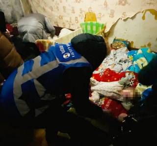 Жители Киева превратили квартиру с малолетними детьми в хламник