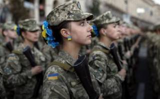 Минобороны сократило список профессий, по которым женщин берут на воинский учет