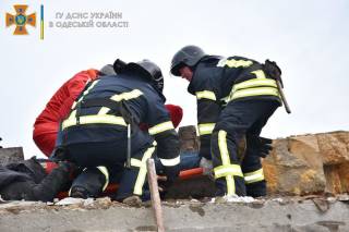 При демонтаже старой общаги в Одессе упала стена. Жертв избежать не удалось